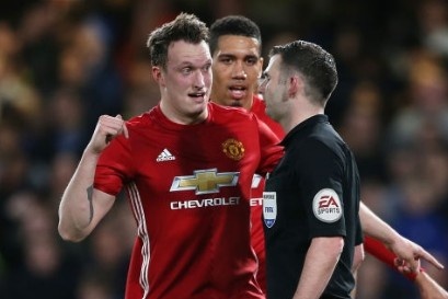 Phil Jones to cao Hazard an va theo phong cach hai huoc hinh anh