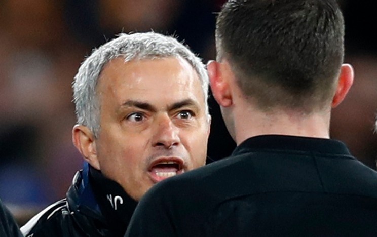 Mourinho tron mat voi trong tai sau that bai truoc Chelsea hinh anh