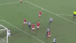 Sieu pham 'nga ban den nhan doi' tren san co Brazil hinh anh