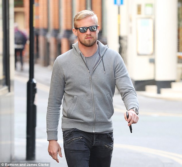 Cha con Schmeichel mo tiec an mung anh 1