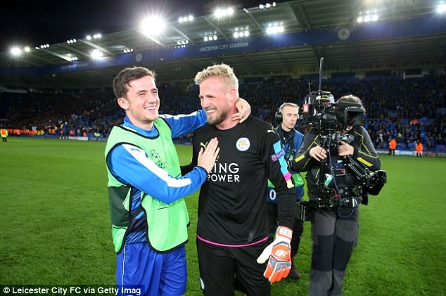 Cha con Schmeichel mo tiec an mung anh 5