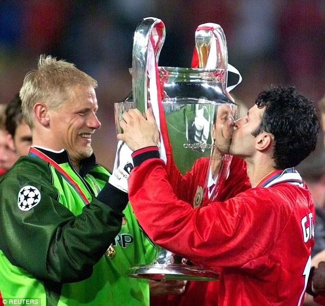 Cha con Schmeichel mo tiec an mung anh 6