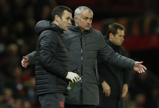 Mourinho bóc chuối tiếp sức cho học trò ảnh 1 Mourinho boc chuoi tiep suc cho hoc tro anh 1