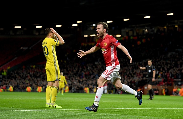 Mourinho bóc chuối tiếp sức cho học trò ảnh 6 Mourinho boc chuoi tiep suc cho hoc tro anh 6