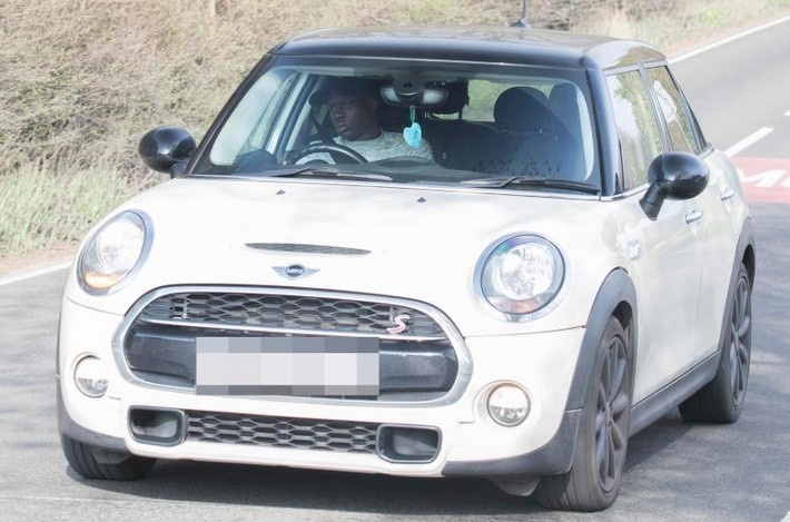 N'Golo Kante lai xe re tien den san tap hinh anh