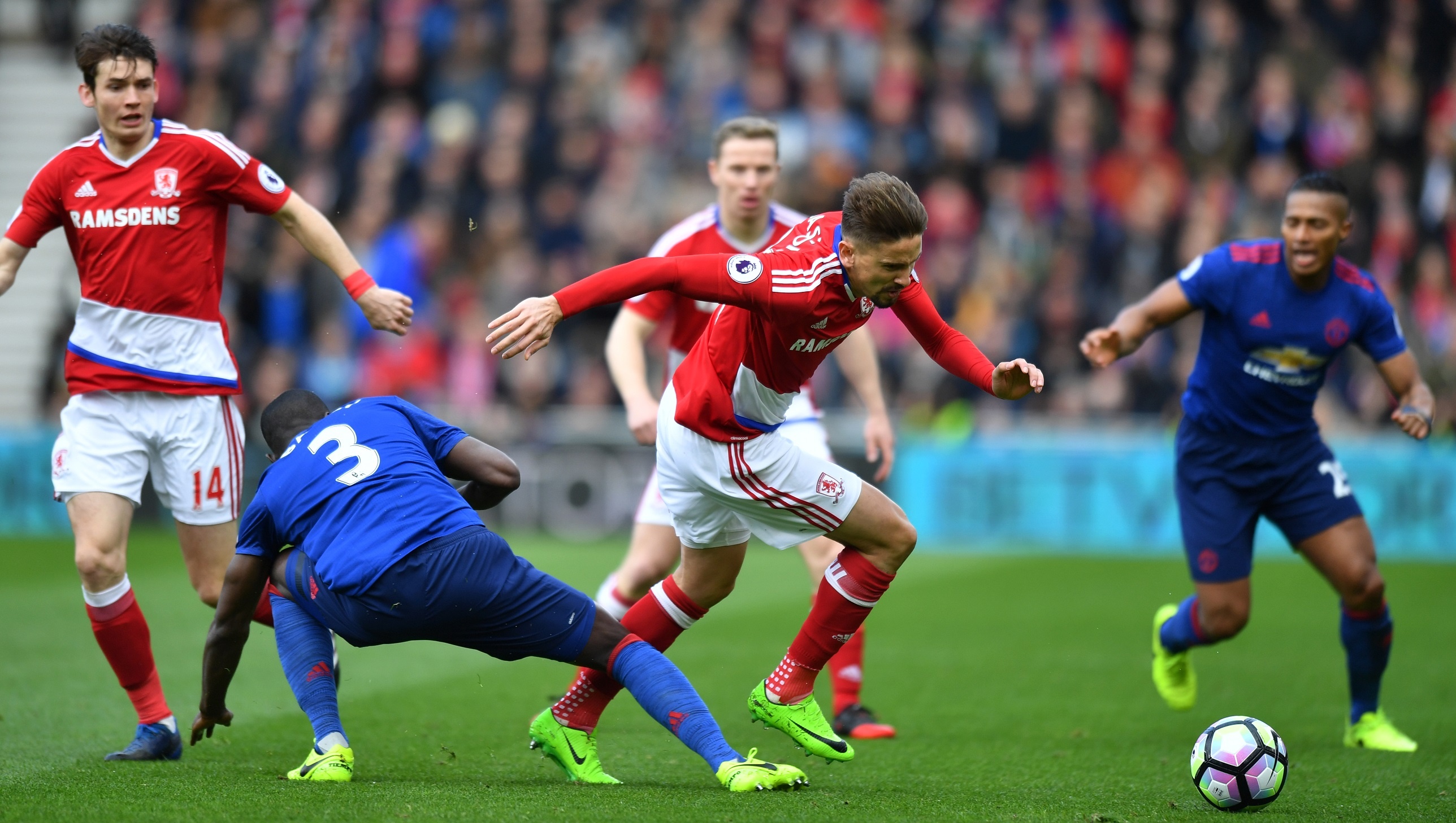 MU vuot mat Arsenal tren bang xep hang anh 2