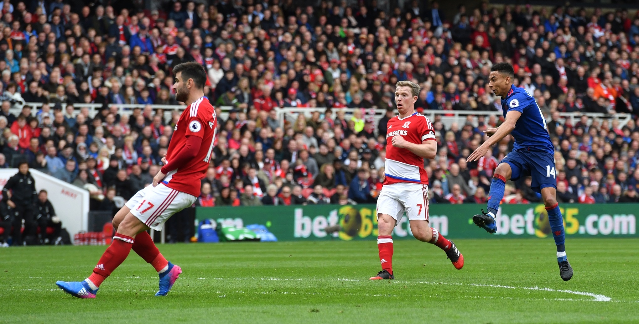 MU vuot mat Arsenal tren bang xep hang anh 7