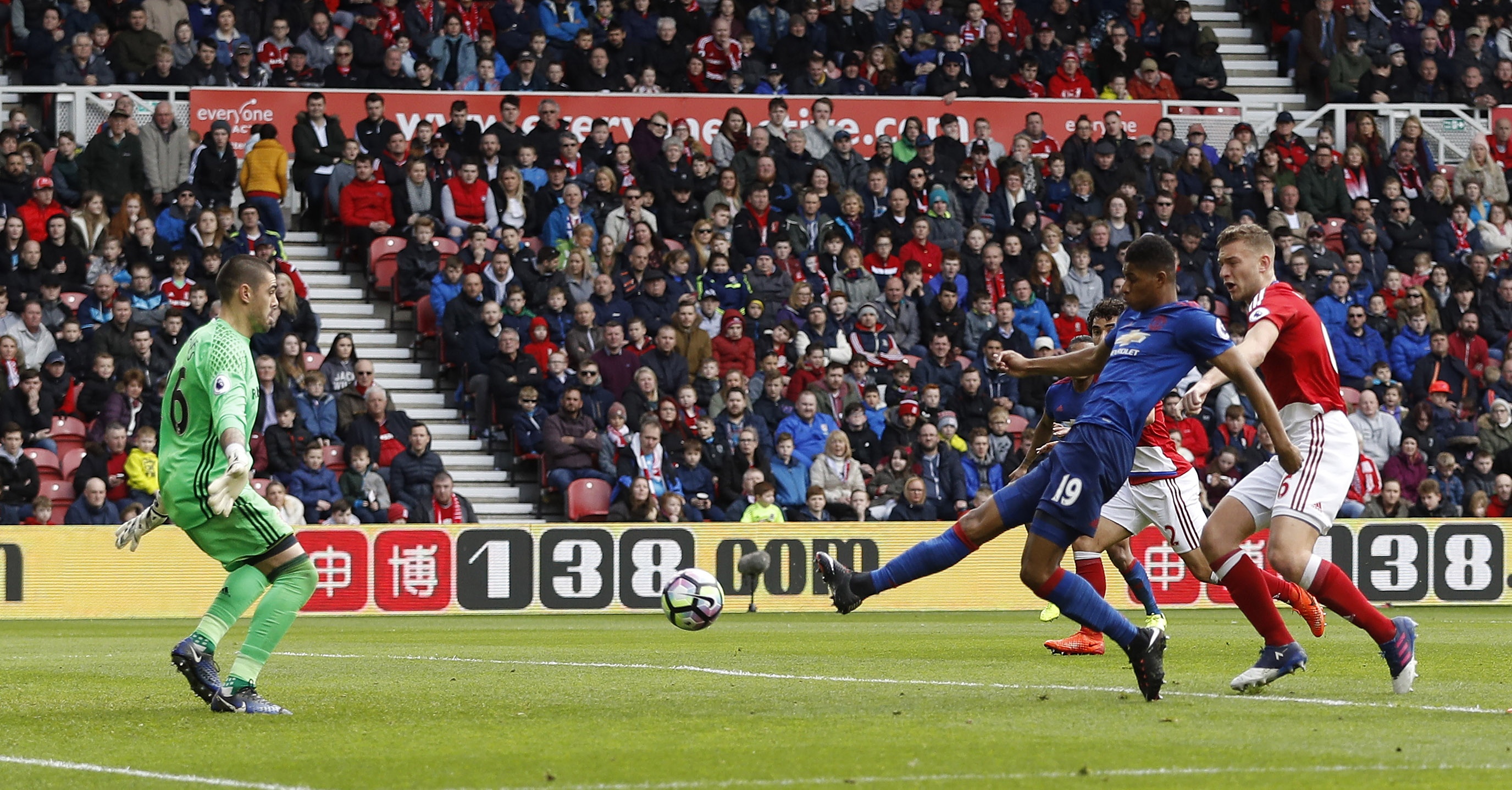 MU vuot mat Arsenal tren bang xep hang anh 3