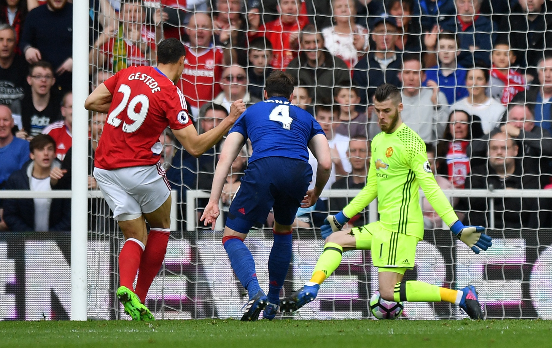 MU vuot mat Arsenal tren bang xep hang anh 9