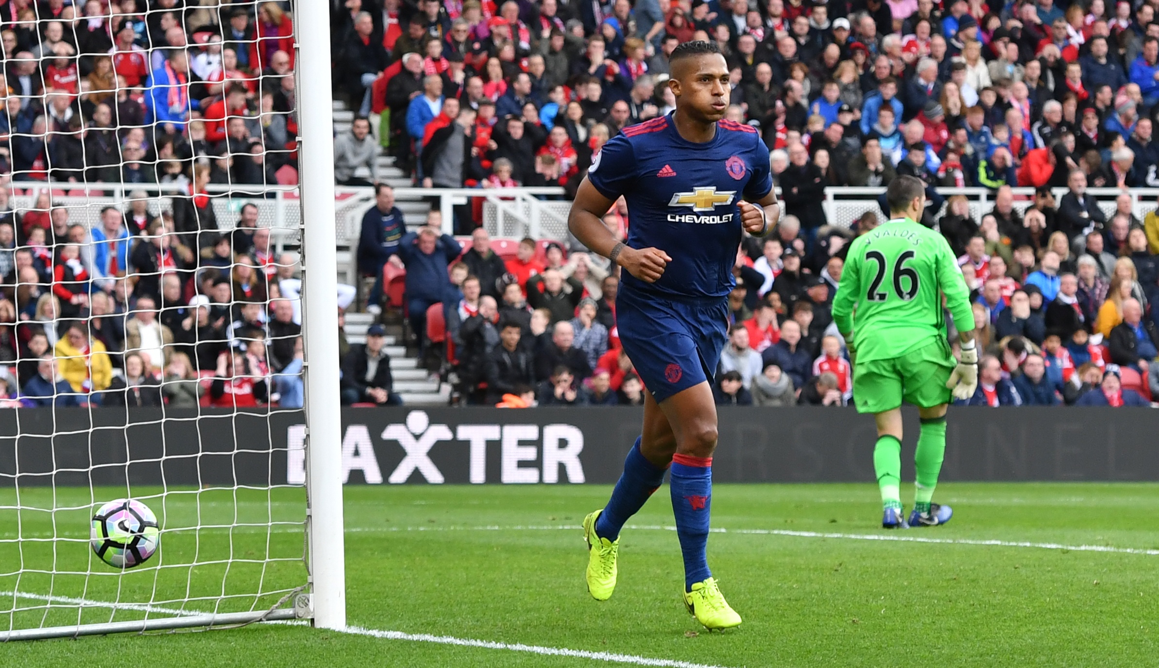 MU vuot mat Arsenal tren bang xep hang anh 11