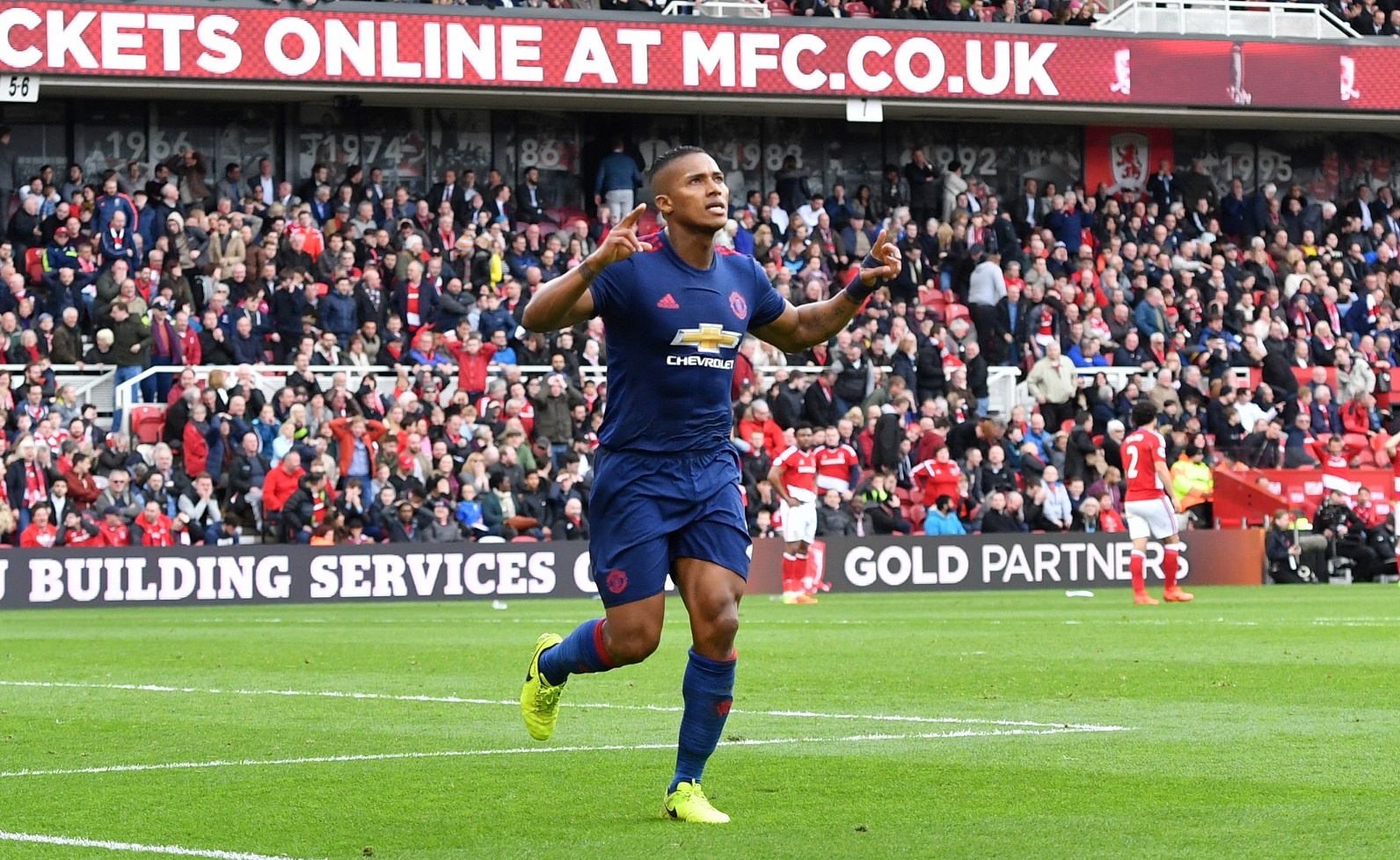 MU vuot mat Arsenal tren bang xep hang anh 12