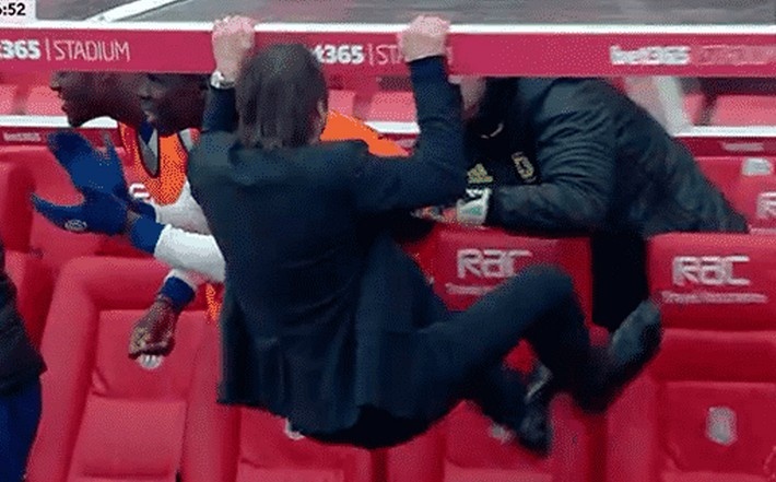 Conte ăn mừng như khỉ đột ảnh 1 Conte an mung nhu khi dot anh 1