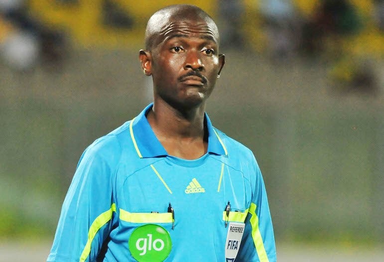 Qua penalty tuong tuong lam trong tai bi treo coi vinh vien hinh anh