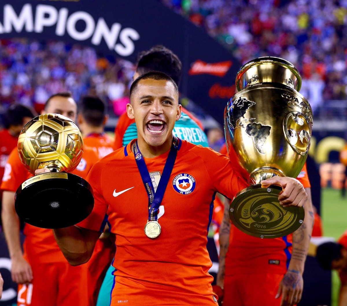 Alexis Sanchez được tạc tượng ở quê nhà ảnh 11 Alexis Sanchez duoc tac tuong o que nha anh 11