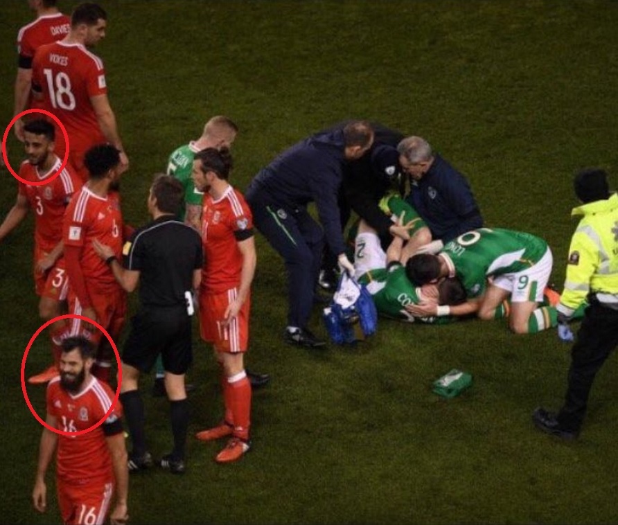 Cầu thủ xứ wales cười tươi nhìn đối thủ gãy chân ảnh 1 Cau thu xu wales cuoi tuoi nhin doi thu gay chan anh 1