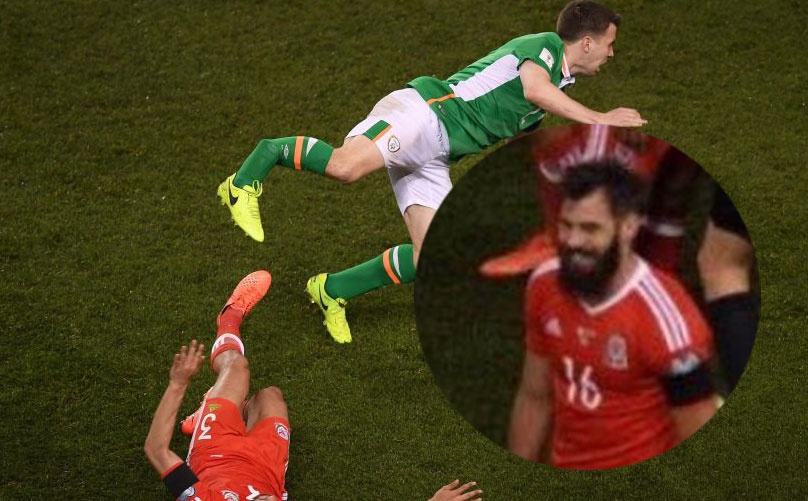 Cau thu Wales cuoi tuoi sau khi dong doi dap gay chan doi thu hinh anh