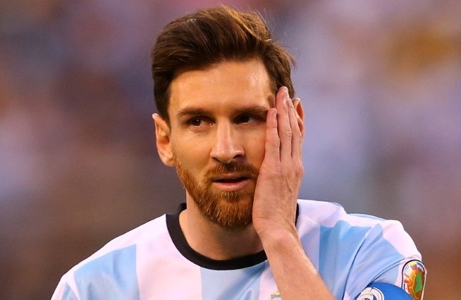 Messi bat an truoc them sieu kinh dien hinh anh