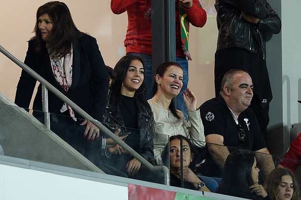 Bạn gái căng thẳng khi xem bóng đá cùng mẹ Ronaldo ảnh 1 Ban gai cang thang khi xem bong da cung me Ronaldo anh 1