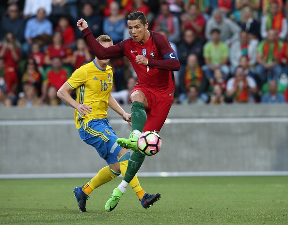 Bạn gái căng thẳng khi xem bóng đá cùng mẹ Ronaldo ảnh 6 Ban gai cang thang khi xem bong da cung me Ronaldo anh 6