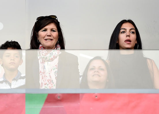 Ban gai cang thang khi xem bong da cung me Ronaldo hinh anh