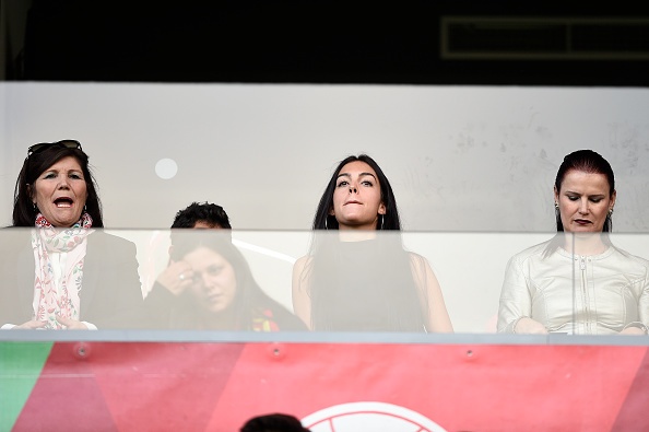 Bạn gái căng thẳng khi xem bóng đá cùng mẹ Ronaldo ảnh 5 Ban gai cang thang khi xem bong da cung me Ronaldo anh 5