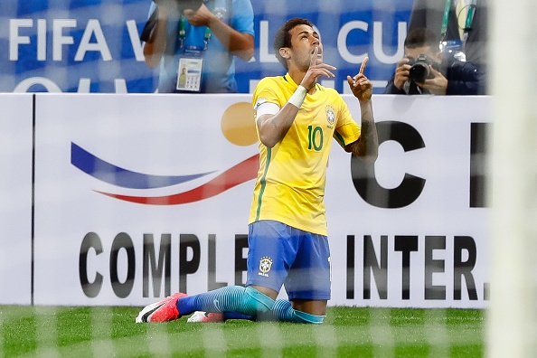 Neymar an mung ve du World Cup cung ban gai anh 6