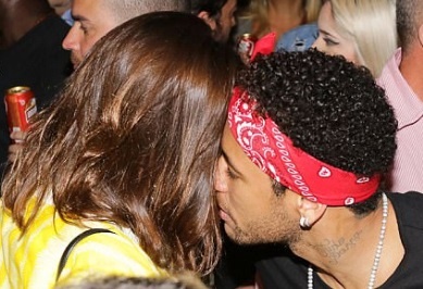 Neymar an mung ve du World Cup ben nguoi dep va ruou hinh anh