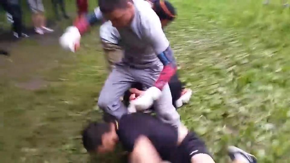 Vu au da nhu phim co trang giua 2 nhom CDV Nga hinh anh