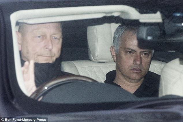 Thầy trò Mourinho đến sân tập với gương mặt mệt mỏ ảnh 1 Thay tro Mourinho den san tap voi guong mat met mo anh 1