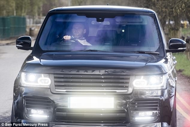 Thầy trò Mourinho đến sân tập với gương mặt mệt mỏ ảnh 2 Thay tro Mourinho den san tap voi guong mat met mo anh 2