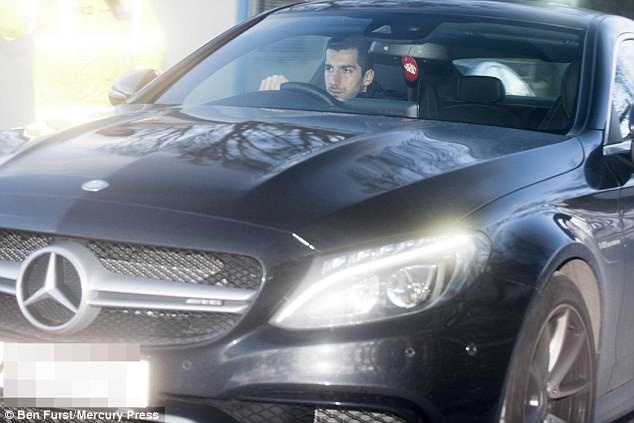 Thầy trò Mourinho đến sân tập với gương mặt mệt mỏ ảnh 3 Thay tro Mourinho den san tap voi guong mat met mo anh 3