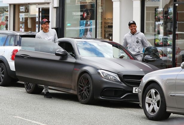 Sao MU sắm liền 2 xe sang ăn mừng hợp đồng mới ảnh 4 Sao MU sam lien 2 xe sang an mung hop dong moi anh 4