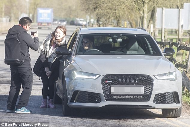 Thầy trò Mourinho đến sân tập với gương mặt mệt mỏ ảnh 4 Thay tro Mourinho den san tap voi guong mat met mo anh 4