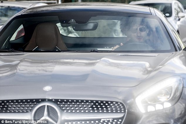 Thầy trò Mourinho đến sân tập với gương mặt mệt mỏ ảnh 5 Thay tro Mourinho den san tap voi guong mat met mo anh 5