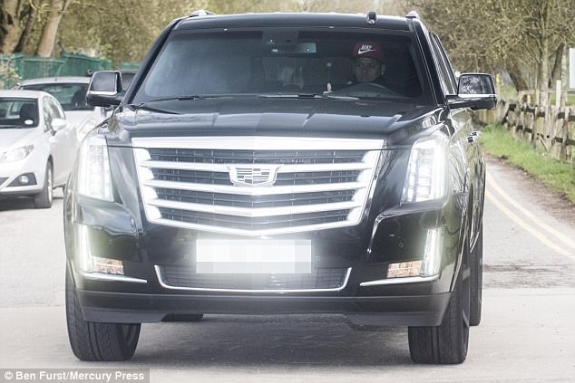 Thầy trò Mourinho đến sân tập với gương mặt mệt mỏ ảnh 6 Thay tro Mourinho den san tap voi guong mat met mo anh 6