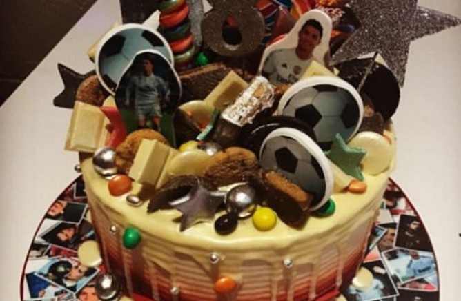 Sao Premier League bi con bat lam banh sinh nhat hinh Ronaldo hinh anh