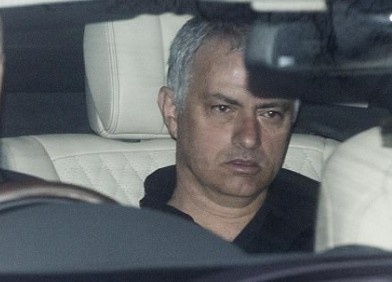 Thay tro Mourinho den san tap voi guong mat met moi hinh anh