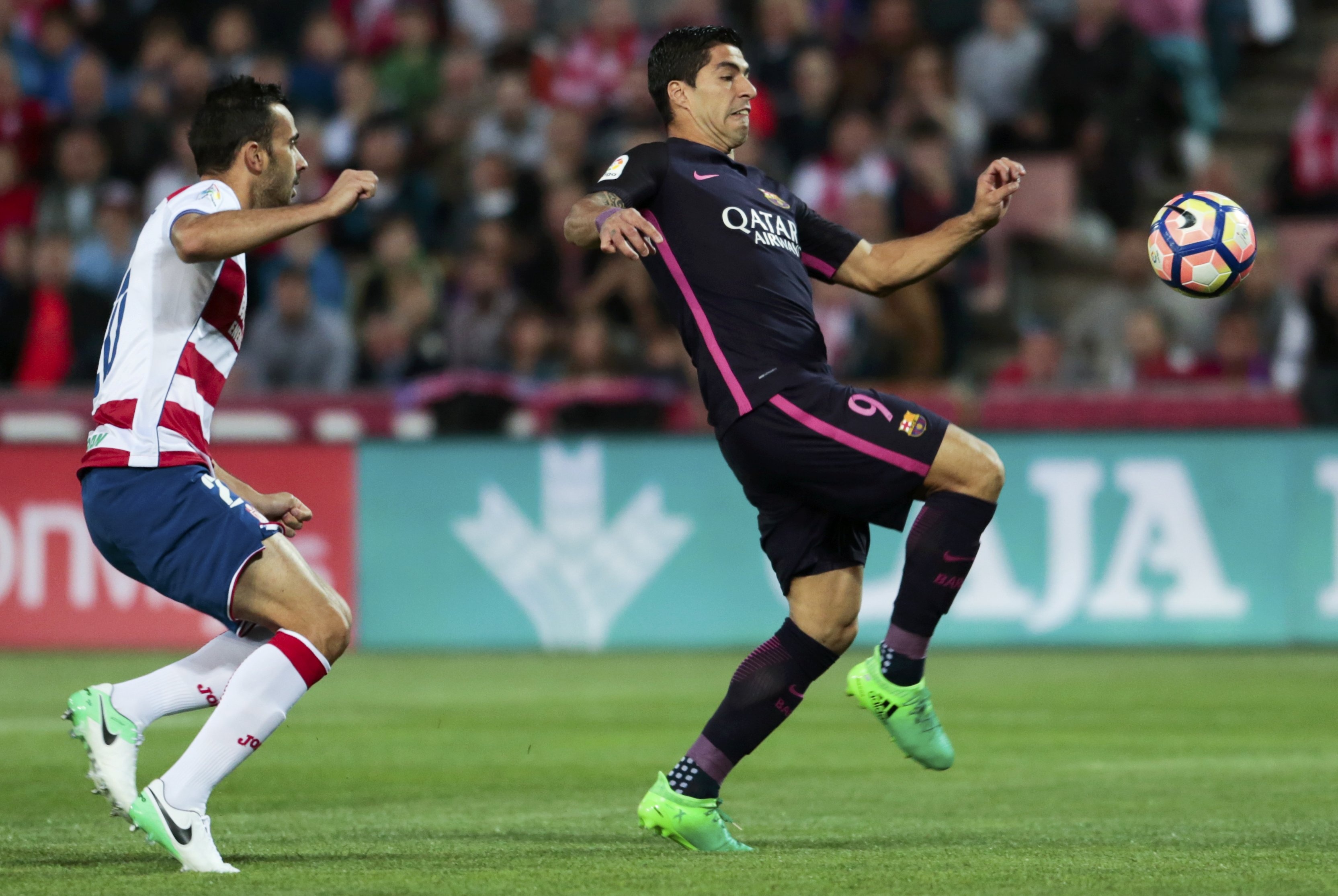 Barcelona pha hoi nong vao Real Madrid anh 4