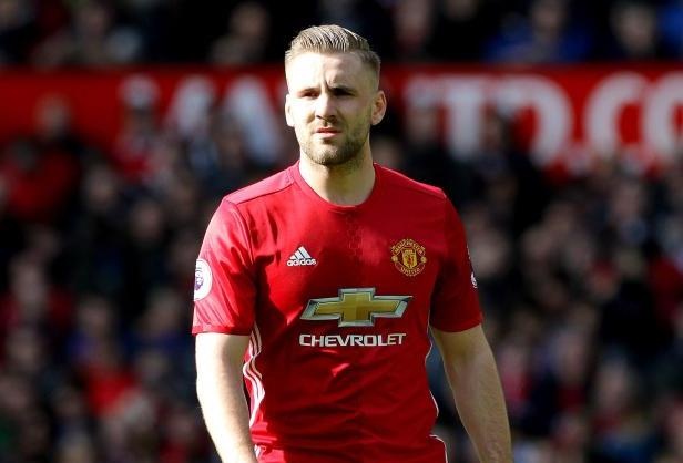 Luke Shaw cau xin doi thu giup do roi MU hinh anh