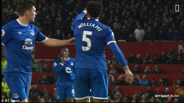 Lukaku Cai nhau voi dong doi anh 1