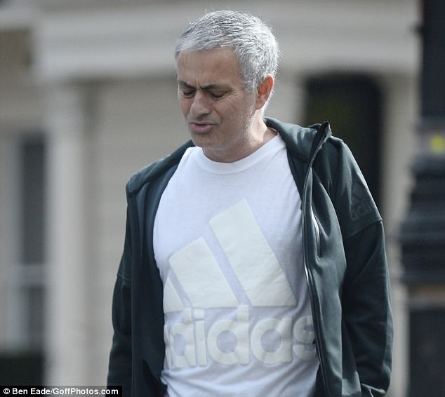 Mourinho tro lai London voi ve mat dau kho anh 1