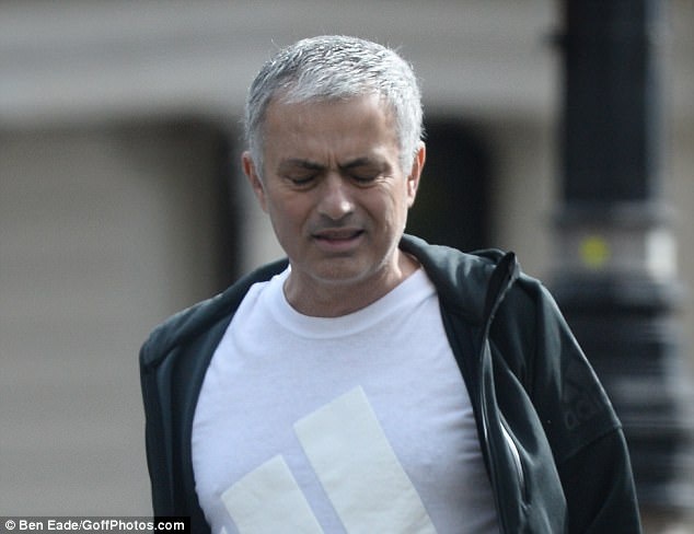 Mourinho tro lai London voi ve mat dau kho anh 2