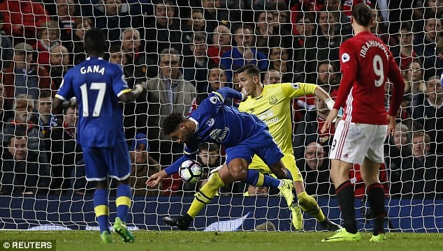 Lukaku Cai nhau voi dong doi anh 5