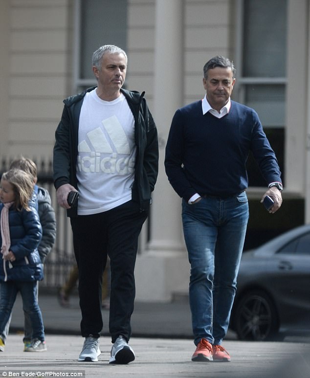 Mourinho tro lai London voi ve mat dau kho anh 4