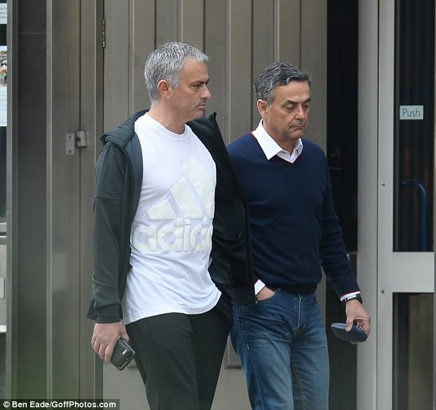 Mourinho tro lai London voi ve mat dau kho anh 5