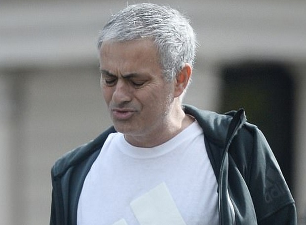 Mourinho tro lai London voi ve mat dau kho hinh anh