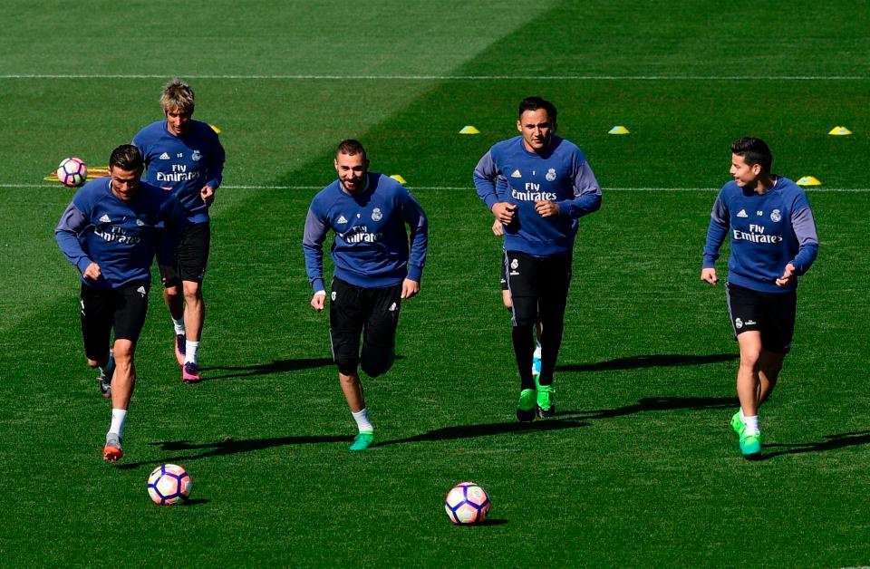 Ronaldo cung dong doi vui dua truoc derby Madrid anh 1