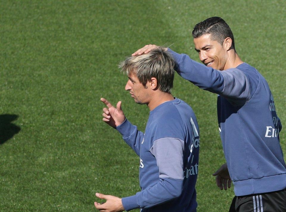 Ronaldo cung dong doi vui dua truoc derby Madrid anh 3