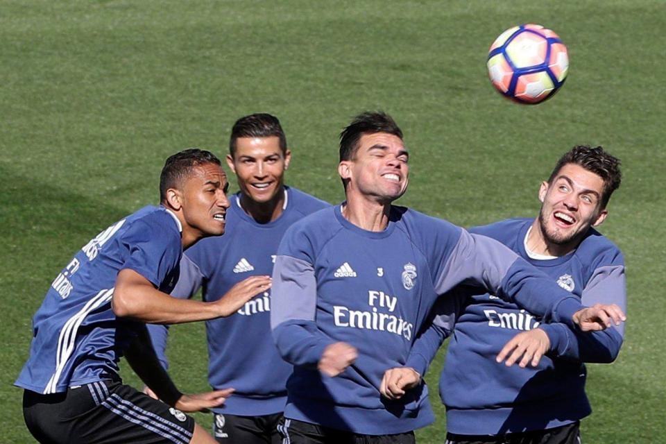 Ronaldo cung dong doi vui dua truoc derby Madrid anh 5