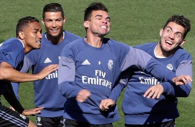 Ronaldo cung dong doi vui dua truoc derby Madrid hinh anh